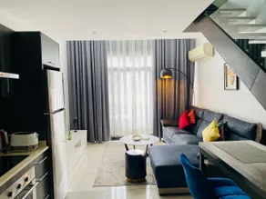 Stylish 1 bedroom duplex @ Embassy Gardens - Image 2