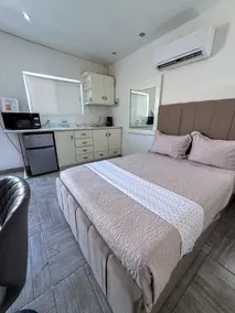 Comfortable and centrally located north-facing apartment with a queen-size bed! - Image 5