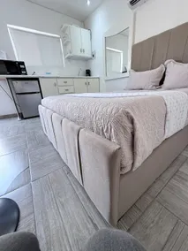 Comfortable and centrally located north-facing apartment with a queen-size bed! - Image 2