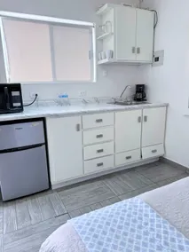 Comfortable and centrally located north-facing apartment with a queen-size bed! - Image 4