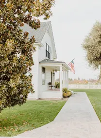 Modern White Farmhouse - Image 2