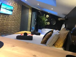 *Luxury suite and hot tub* - Image 4
