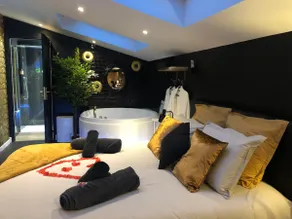 *Luxury suite and hot tub* - Image 3