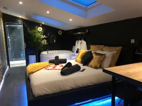 *Luxury suite and hot tub* - Image 2
