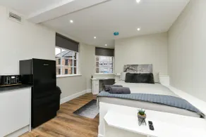 Luxury city centre studio. - Image 3