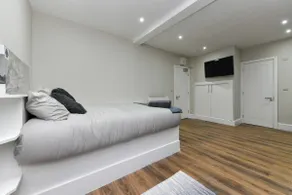 Luxury city centre studio. - Image 5