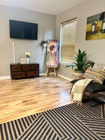 Spacious 3 bed/1.5 bath townhome with free parking - Image 2