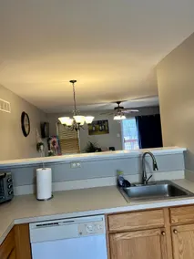 Spacious 3 bed/1.5 bath townhome with free parking - Image 4