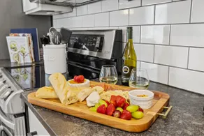 Pet-Friendly Cozy Retreat 10 mins to Horse Park - Image 5