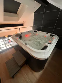 Industrial loft with Jacuzzi - Image 3