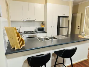 4BR Villa, Garage, Walk to Shops, Food & Coffee - Image 5