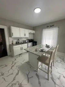 Spacious Downtown Home - Image 5
