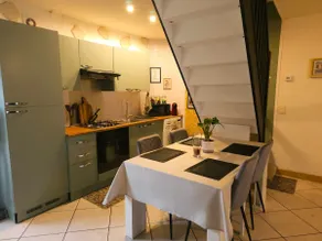 Air-conditioned house with parking and garden - Image 5