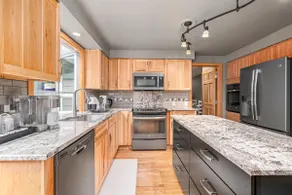Comfortable family home-15 mins from Airport - Image 5