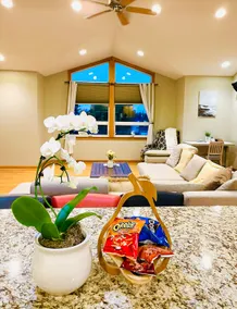 Comfortable family home-15 mins from Airport - Image 3