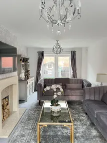 Spacious 5 Bed House, Sleeps 10, Off-Road Parking - Image 3