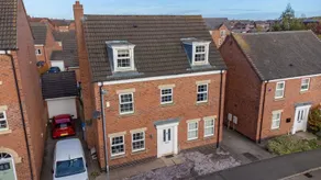 Spacious 5 Bed House, Sleeps 10, Off-Road Parking - Image 4
