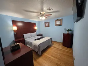 Great location to explore Houston - Image 5