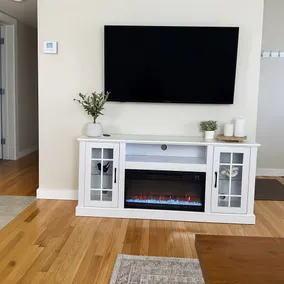 Pristine Downtown 2BR Cozy Fireplace & Parking - Image 4