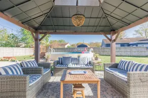 Pet-Friendly Bay Retreat with Private Pool - Image 3