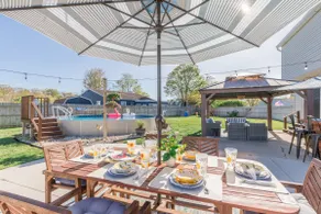 Pet-Friendly Bay Retreat with Private Pool - Image 2