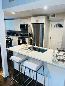 Cozy Home 3BD 2 BA: Central; I-88/Outlet Mall/Park - Image 4