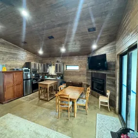 Paradiso Waterfront Cabin Sleeps 10+ - Image 2