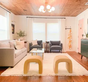 Stylish midcentury modern bungalow with backyard - Image 2