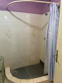 Apartment with free private parking - Image 4