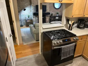 Cozy apartment in the heart of Lincoln Park - Image 3