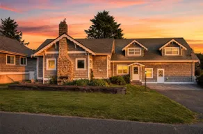 Moby's Coastal Beach Getaway, Sleeps 11 - Image 2