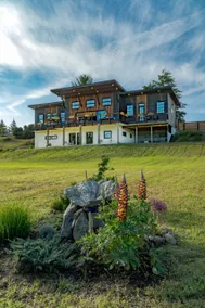 Modern Chalet ADU - Fire Pit, Hot Tub & EV Charger - Image 3