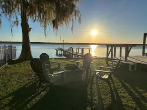 Romantic lake retreat, 120ft lake front - Image 2
