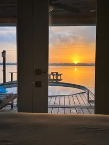 Romantic lake retreat, 120ft lake front - Image 4