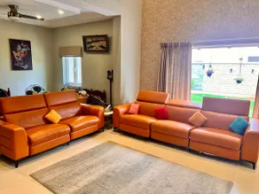 Elegant Villa Near Airport with Luxury Amenities - Image 4