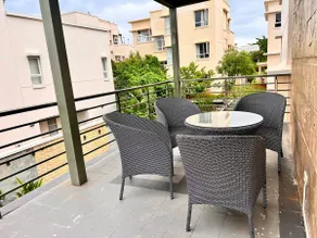 Elegant Villa Near Airport with Luxury Amenities - Image 5