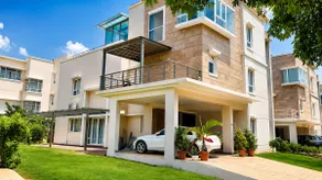 Elegant Villa Near Airport with Luxury Amenities - Image 2