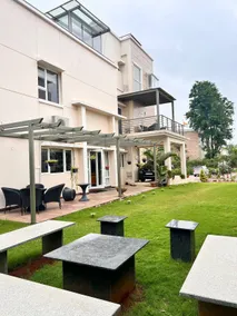 Elegant Villa Near Airport with Luxury Amenities - Image 3
