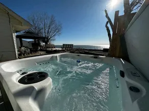 Modern Lake House with Incredible Deck and Jacuzzi in Ontario - Image 4