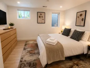 Modern Cozy Retreat with Private Entrance - Image 2