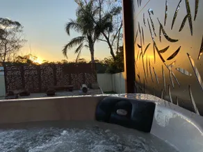 Cosy country getaway-private hot tub, wine, b'fast - Image 2