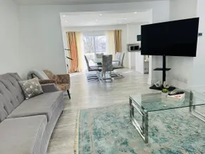 Modern 3BR • Ravine View• Near Yonge• Free Parking - Image 2