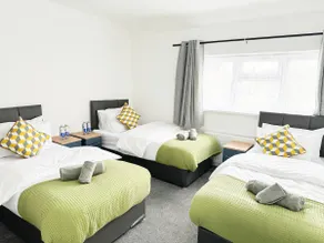 "The Cromwell" I Contractor's Haven Borehamwood I 3 - 6 Beds I Free Parking, Netflix & Sky Sports - Image 3