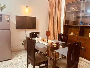 2 BR in GK-1,2 min to Kailash Metro WiFi & Parking - Image 3
