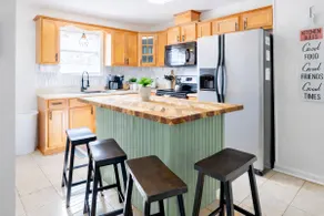 Holy Cow- Sleeps 10! King Suite, Fenced & Grill - Image 3