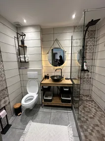 Fully renovated 2 bedroom apartment - Image 5