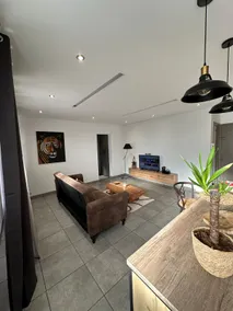 Fully renovated 2 bedroom apartment - Image 2