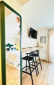 L’Émeraude – Comfy studio and free parking - Image 4