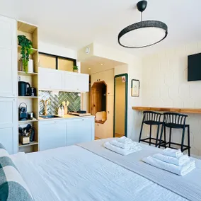 L’Émeraude – Comfy studio and free parking - Image 2