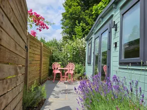 Stylish cabin in Totnes with outdoor space - Image 3